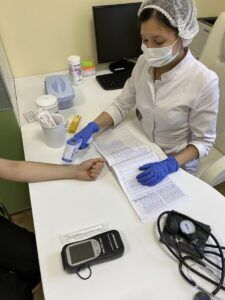 врач проводит медицинский осмотр пациента